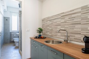 Kühlschrank, Mikrowelle, Wasserkocher mit Kaffee-/Teezubehör