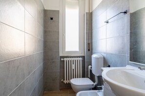 Dusche, Haartrockner, Bidet