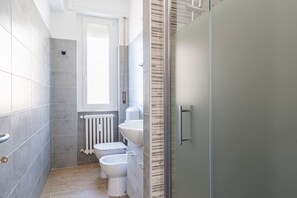 Shower, hair dryer, bidet - GuestHost - Livorno Bright Apartment with Balcony! (Livorno)