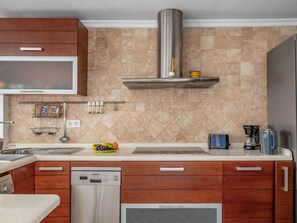Refrigerador, microondas, lavavajillas y utensilios de cocina 