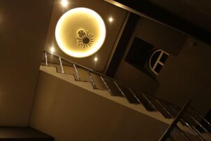 Una escalera iluminada por un aplique circular.