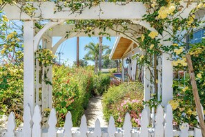 Property grounds - 3 Bedroom House - 3 min from beach! (La Selva Beach)