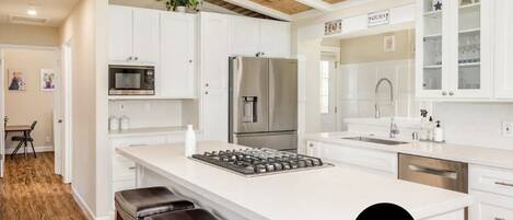 Coffee/tea maker, fridge, microwave, oven