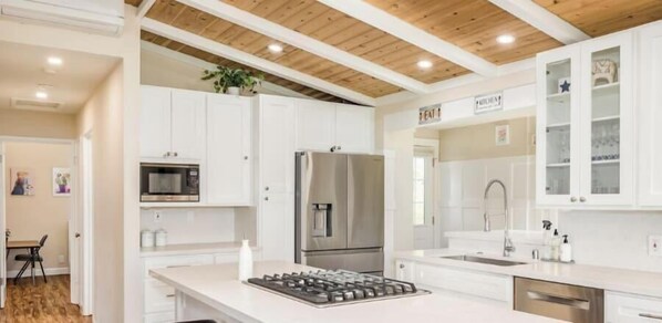 Coffee/tea maker, fridge, microwave, oven - 3 Bedroom House - 3 min from beach! (La Selva Beach)