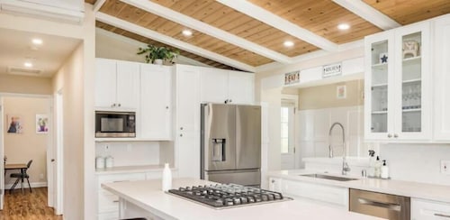 3 Bedroom House - 3 min from beach!