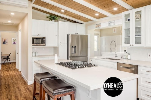 3 Bedroom House - 3 min from beach!