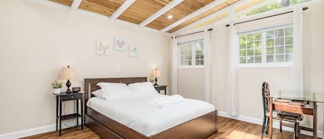 3 habitaciones, escritorio, tabla de planchar con plancha y wifi