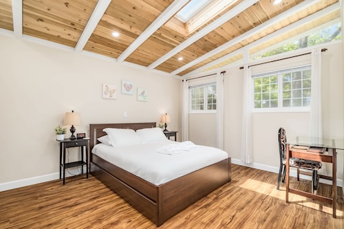 3 Bedroom House - 3 min from beach!