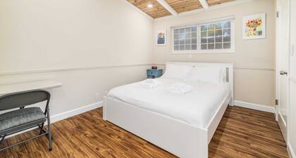 3 Bedroom House - 3 min from beach!