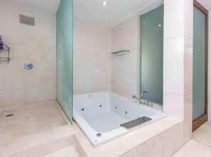 Villa, 6 Bedrooms | Bathroom | Free toiletries, hair dryer