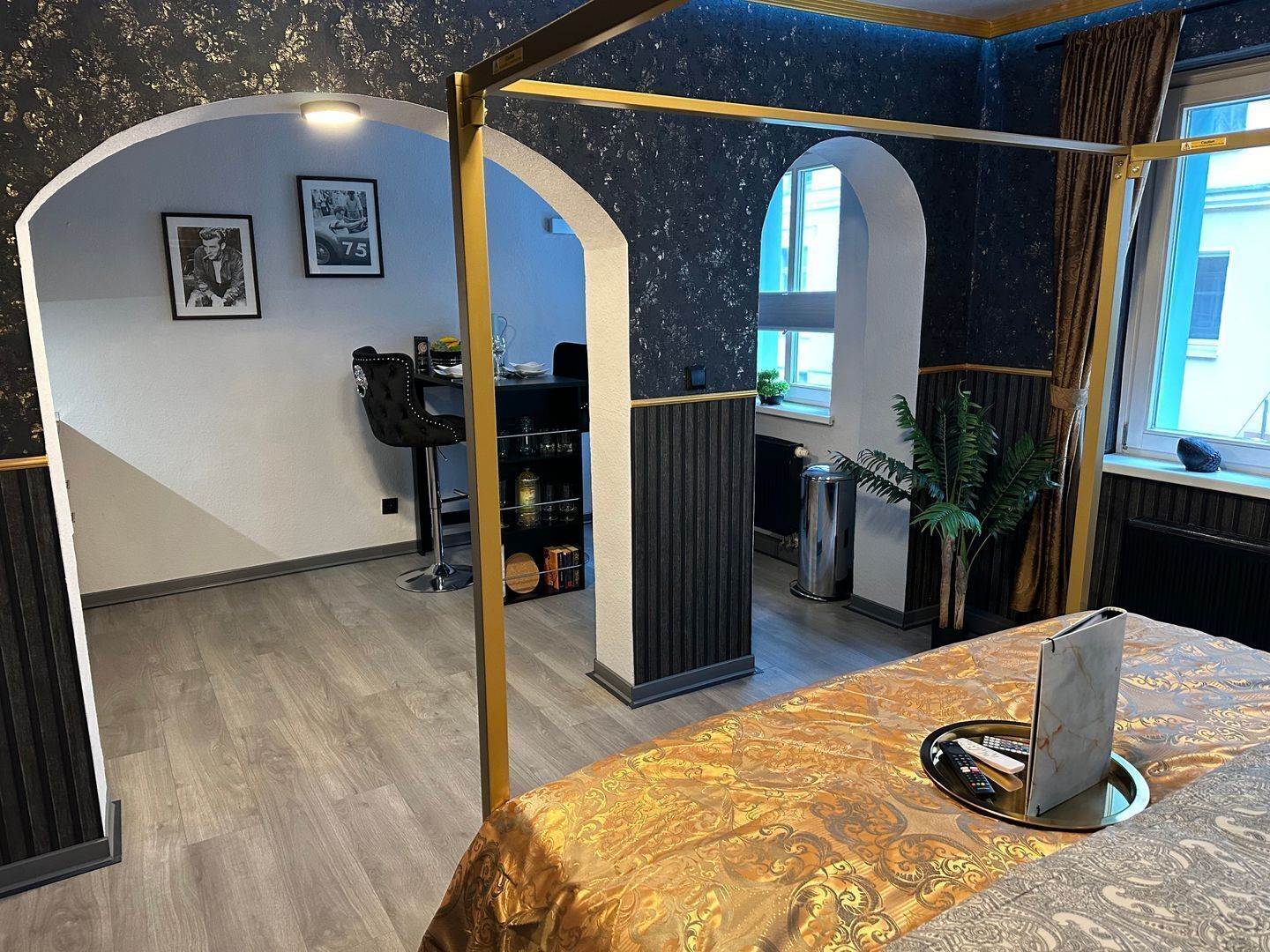 1 dormitorio, tabla de planchar con plancha, wifi y ropa de cama
