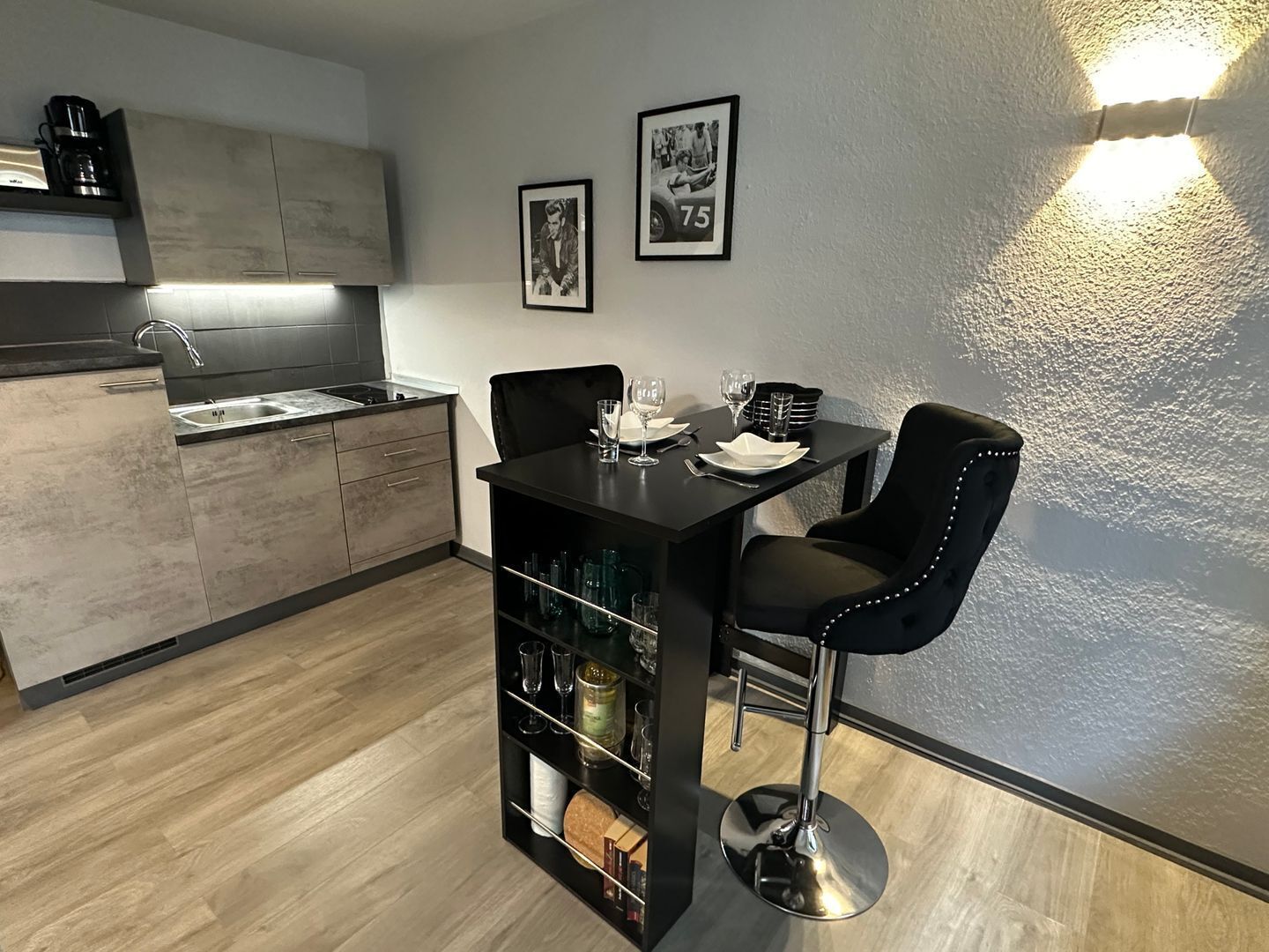 Cafetera o tetera, frigorífico, horno y placa de cocina
