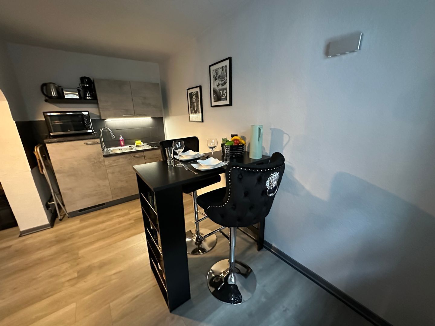 Een koffiezetapparaat/waterkoker, een koelkast, een oven, een kookplaat