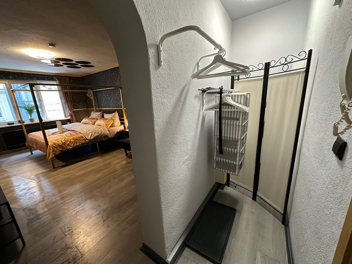 1 slaapkamer, een strijkplank/strijkijzer, wifi, beddengoed