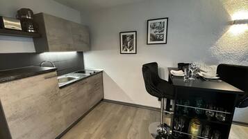 Coffee/tea maker, fridge, oven, stovetop