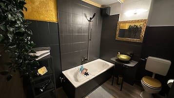 Hårføner, håndklær og såpe