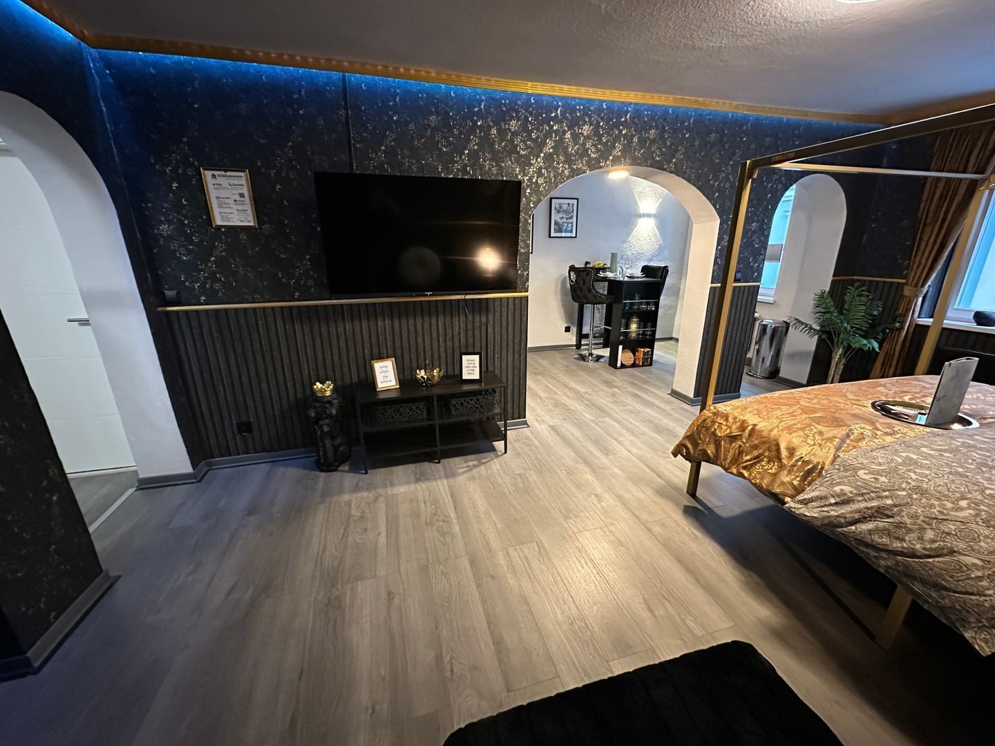 1 dormitorio, tabla de planchar con plancha, wifi y ropa de cama