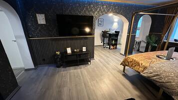 1 dormitorio, tabla de planchar con plancha, wifi y ropa de cama