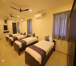 Family Room | Egyptian cotton sheets, premium bedding, desk, free WiFi - Sri Srinivasa Residency (Puducherry)