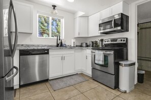 Réfrigérateur, four à micro-ondes, un four, surface de cuisson