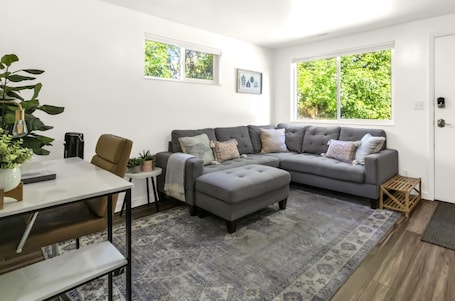 Smart TV, books. Bright 2br Great Location Near USU and Downtown
