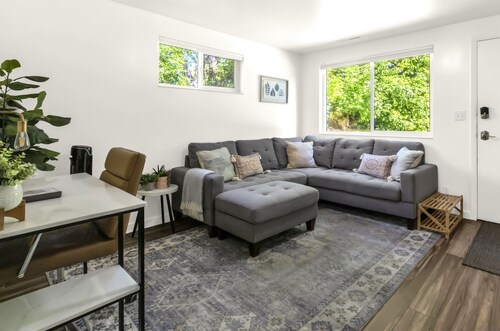 Bright 2br Great Location Near USU and Downtown