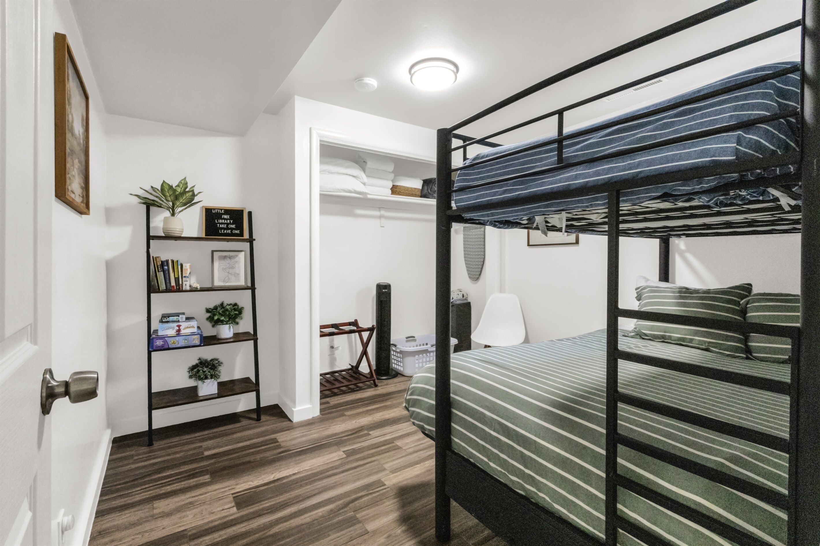 2 bedrooms, desk, iron/ironing board, travel crib