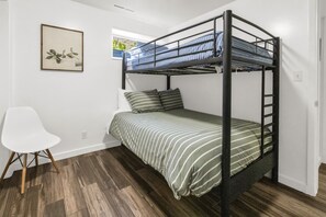 2 camere, una scrivania, ferro/asse da stiro, culla da viaggio