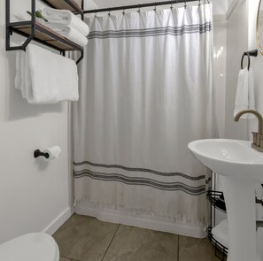 Shower, hair dryer, towels - Bright 2 Bedroom - Great Location Near USU and Downtown (Logan)