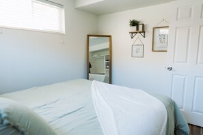 2 habitaciones, escritorio y tabla de planchar con plancha