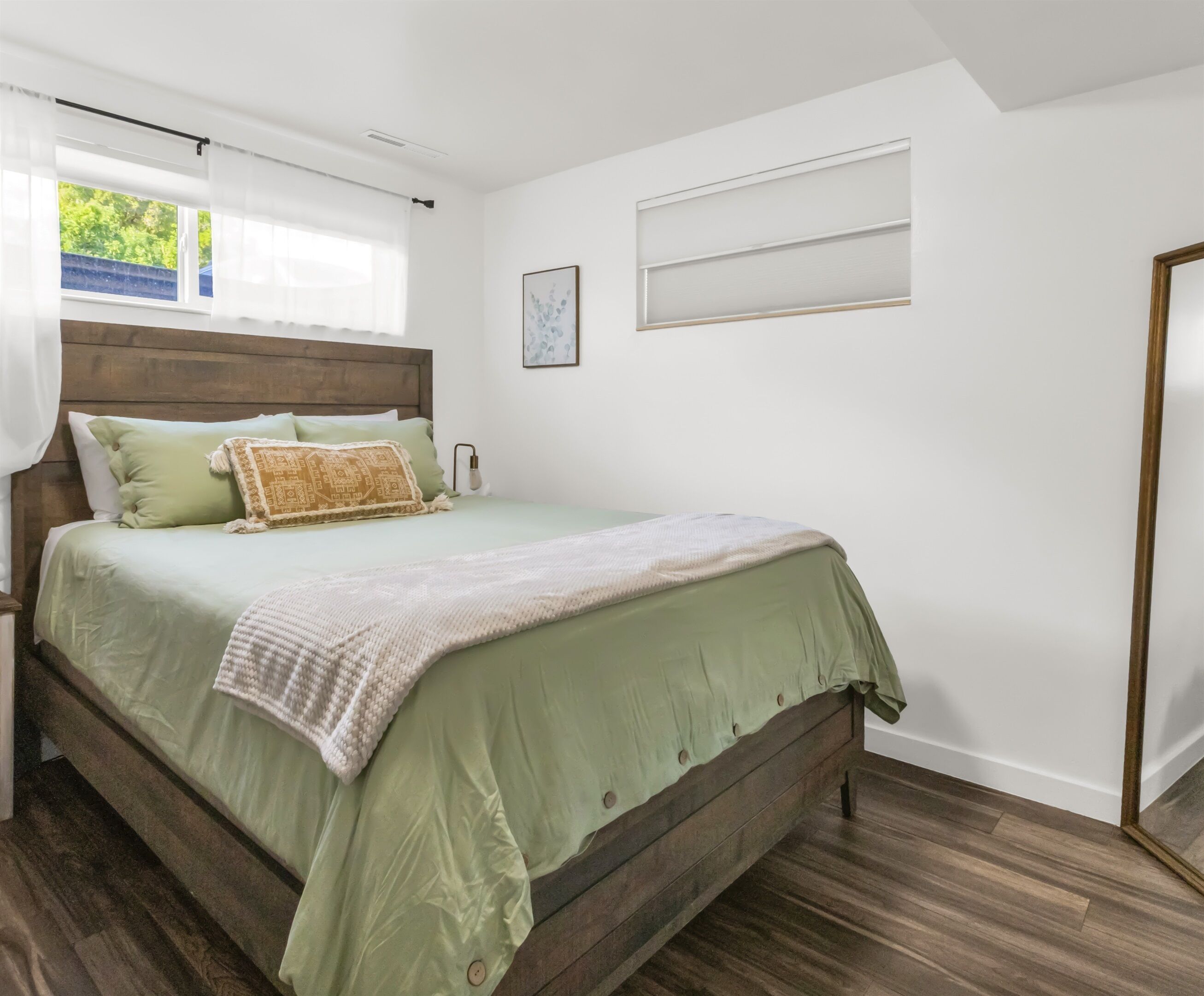 2 soverom, skrivebord, strykejern/-brett og reiseseng for barn