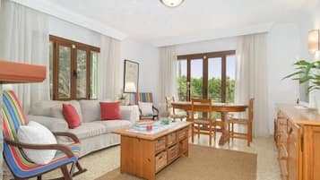 Una televisión, una chimenea