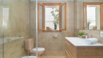 Een douche, een haardroger, handdoeken