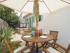 Outdoor dining - Village house for 6 people in Cala Llombards. (Cala Llombards)