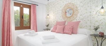 Village house for 6 people in Cala Llombards.