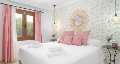 Village house for 6 people in Cala Llombards.