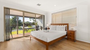 3 bedrooms, iron/ironing board, free WiFi, bed sheets - White Sands Retreat by Experience Jervis Bay (Vincentia)