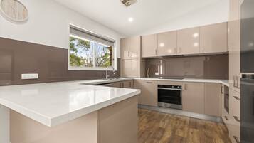 KylskÄp, mikrovÄgsugn, ugn och spishÀll