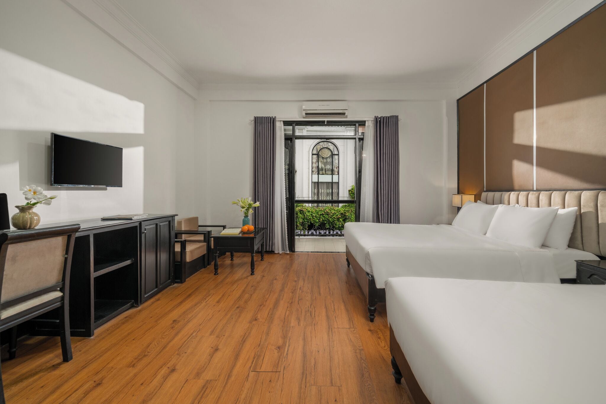 Bộ đồ giường cao cấp, nệm có lớp đệm bông, bàn, màn/rèm cản sáng 