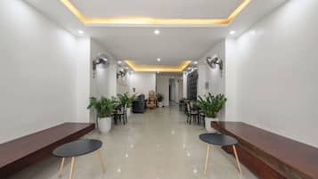 Televisión de 80 pulgadas con canales por cable