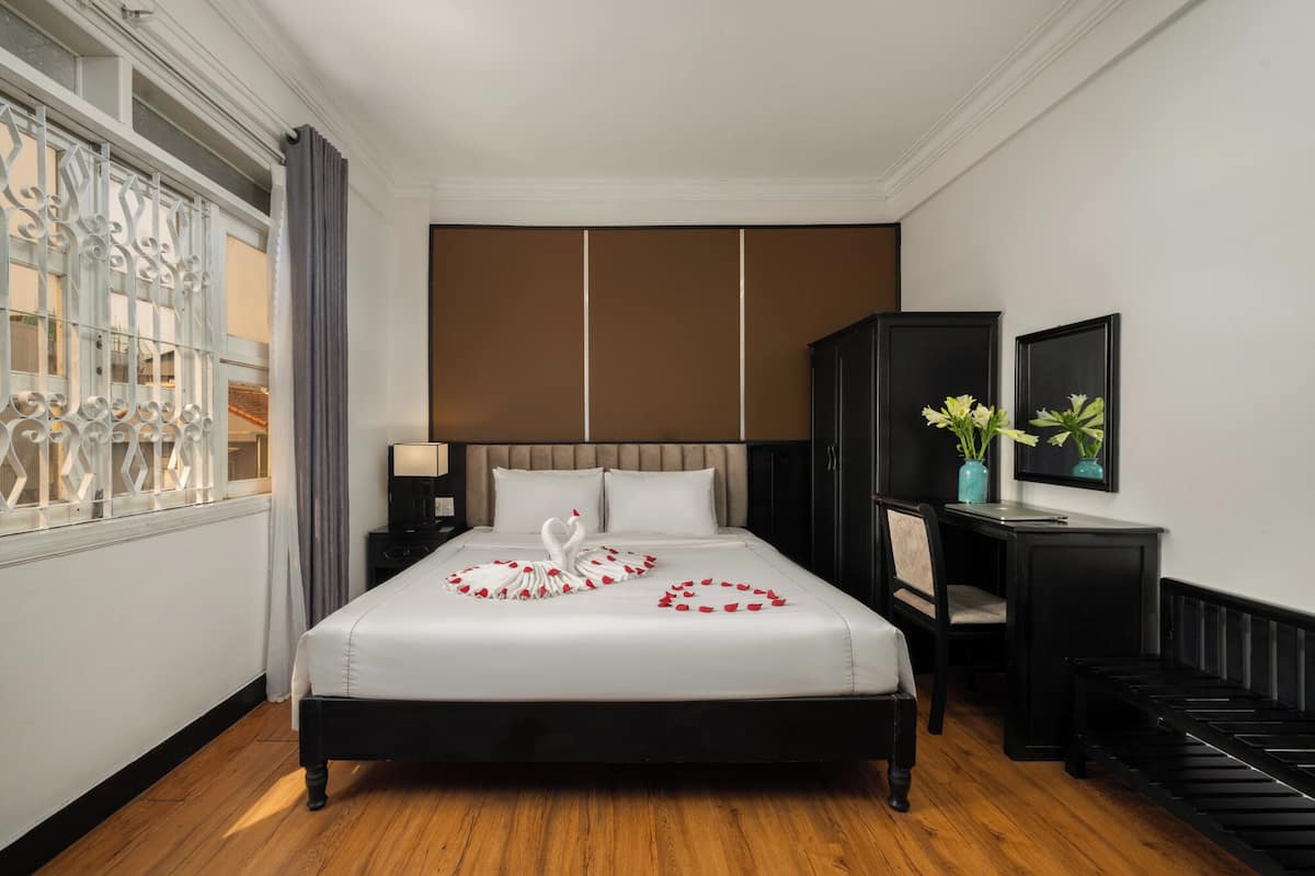 Luxury Double Room, 1 King Bed, Non Smoking | Premium bedding, pillowtop beds, desk, blackout drapes