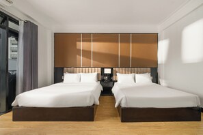 Family Quadruple Room | Premium bedding, pillowtop beds, desk, blackout drapes - Kly Boutique Hue (Hue)