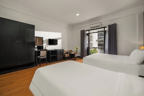 Habitación triple Deluxe | Ropa de cama de alta calidad, camas con pillow-top y escritorio 