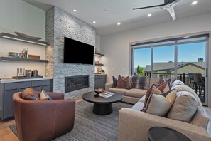 TV connectée, cheminée, livres, chaîne hi-fi