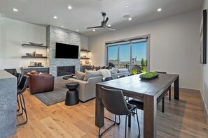 Smart TV, chimenea, libros, estéreo
