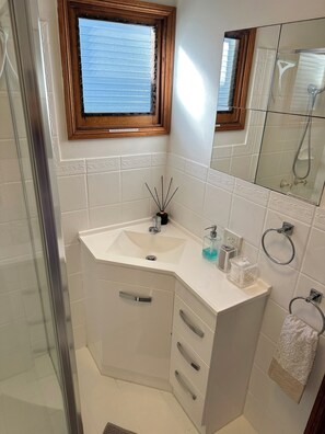 Hair dryer, towels, soap, shampoo - The Mellow Haven-a little guesthouse serenity close to Gold Coast activity hub. (Southport)