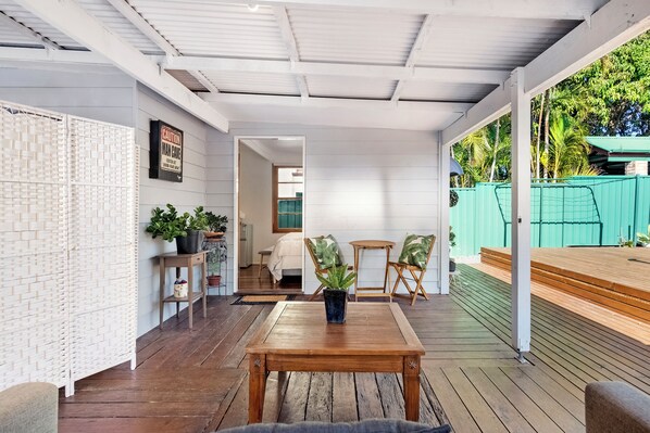 Outdoor dining - The Mellow Haven-a little guesthouse serenity close to Gold Coast activity hub. (Southport)