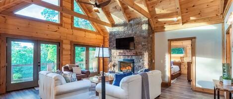 تلفزيون، مدفأة، مكتب