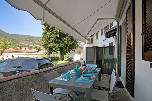 Outdoor dining - Elizabeth House-100m Lake & Priv.parking (Toscolano Maderno)