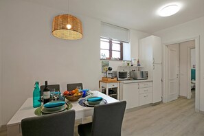 Perhehuoneisto, useita makuuhuoneita (Elizabeth House-100m lake &) | Ruokailu